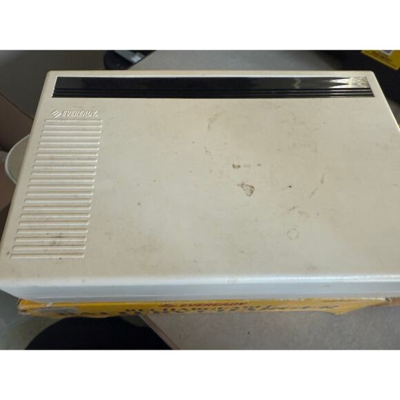 Eveready Rechargeable Battery Charger - Vintage, works! - Picture 3 of 4